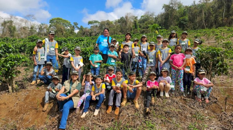 Alunos de Teixeiras participam de vivência rural com o Programa Agro na Escola