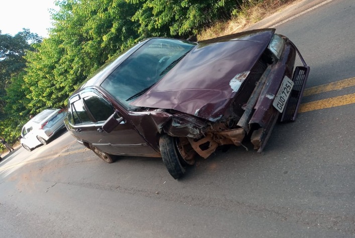 Colisão frontal é registrada por celular na estrada de Ervália