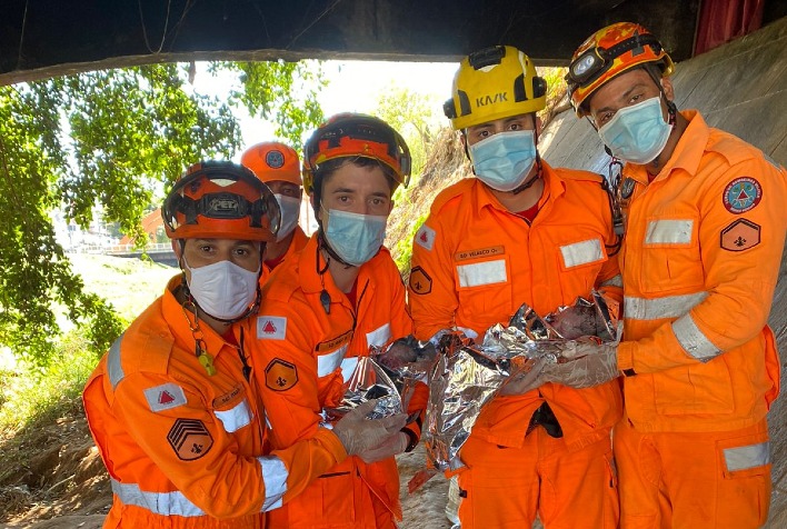 Bombeiros realizam parto de gêmeos debaixo de ponte em Juiz de Fora