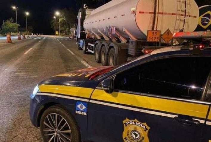 Caminhão com 30 mil litros de gasolina é apreendido pela PRF