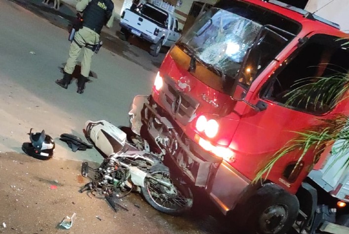 Motoqueiro morre em colisão no trevo de Porto Firme