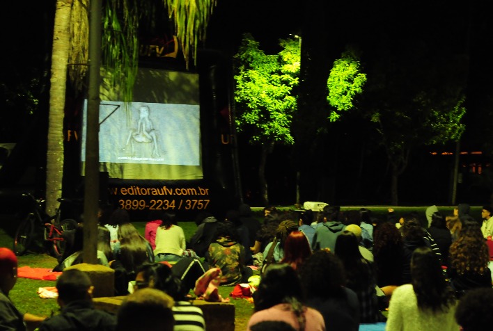 Cinecom exibe “Curtindo a Vida Adoidado” neste domingo (30)