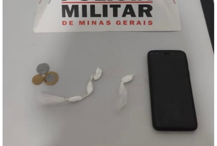 PM apreende droga e recaptura foragido da justiça em Araponga