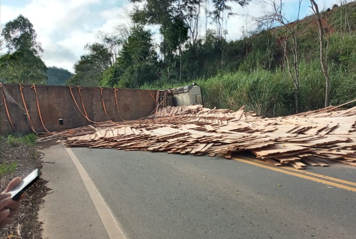 Trânsito opera em meia pista entre Teixeiras e Ponte Nova após tombamento de carreta