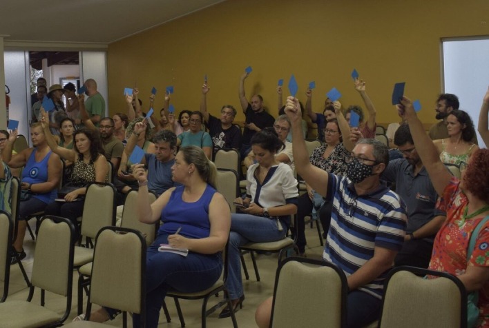 Professores da UFV discutem proposta de greve em assembleia nesta segunda-feira (8)