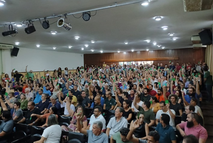 Assembleia dos professores da UFV confirma greve a partir do dia 15