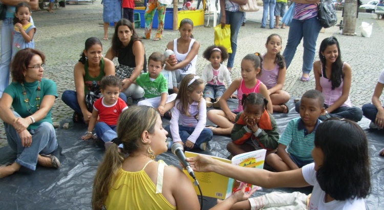 Contação de história na Praça Silviano Brandão neste sábado