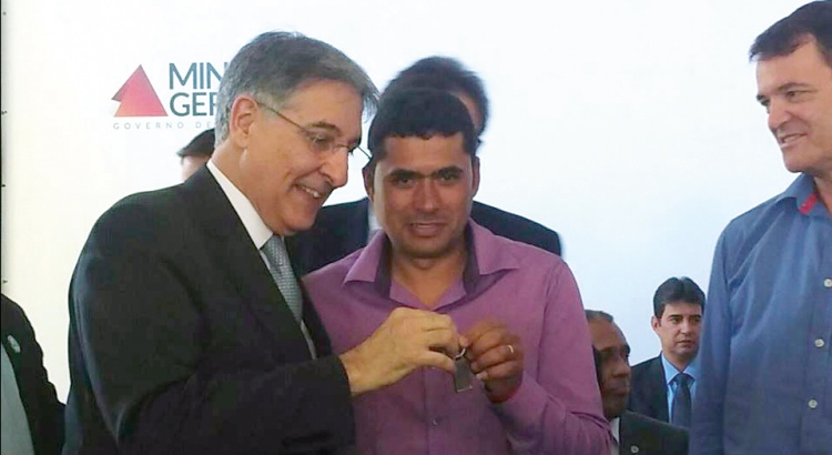 Araponga recebe veículo do Governo do Estado