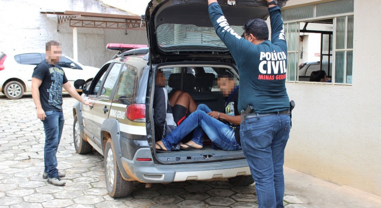 Dupla acusada de assassinato permanece encarcerada