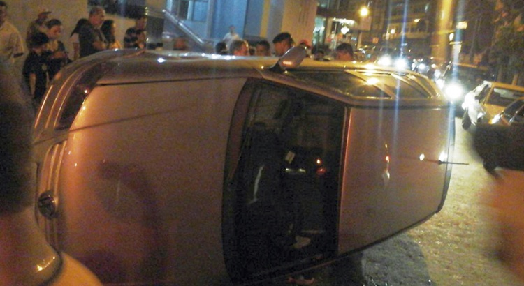 Inabilitada tomba carro em frente ao Viçosa Shopping